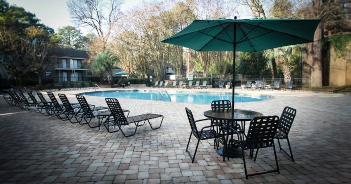 Granby Oaks Apartments Pool